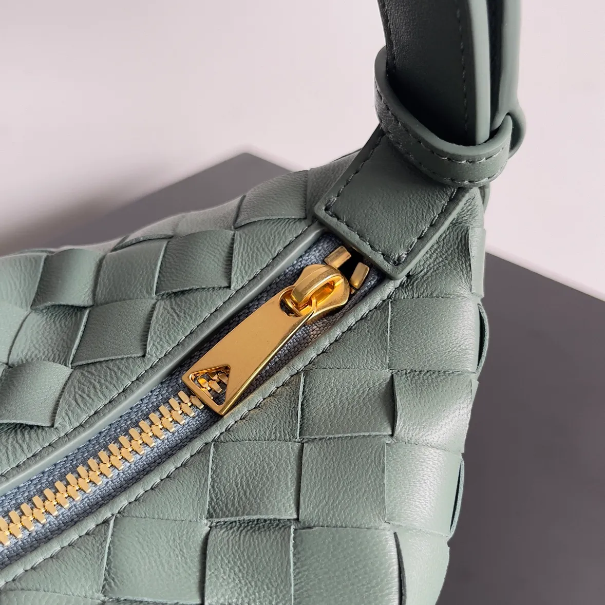 Batch 1360 It is predicted that BV Bottega’s lunch bag will be popular again this year. The entire bag is made of top nappa lambskin, which is very soft and lightweight. It also uses the intrecciato weaving process that the two founders spent several months developing from the beginning of the brand. It is completely hand-woven by Italian craftsmen. It perfectly reflects the craftsmanship of Bottega. The entire bag shape is also a very practical and popular lunch box bag type. The slightly curved arc of the bag mouth can also better fit our wrists. Style number: 754443 Size: 22*13*9